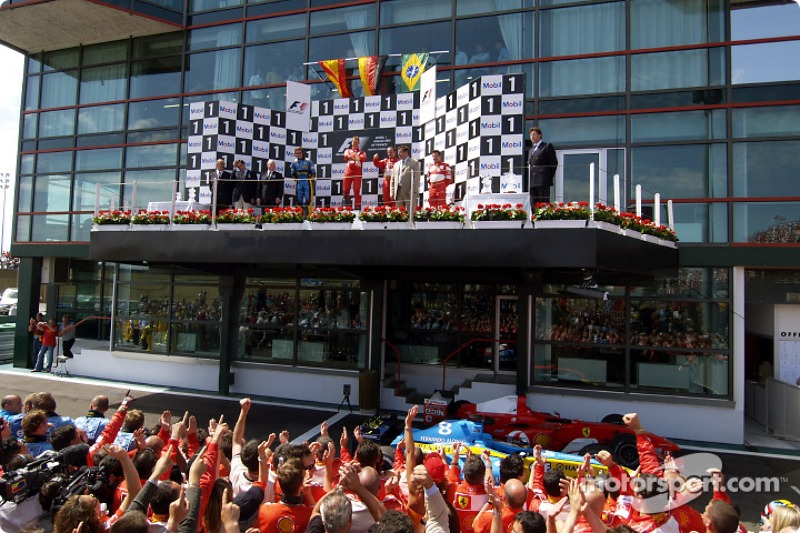 Podio: ganador de la carrera Michael Schumacher, segundo lugar Fernando Alonso y tercer lugar Rubens