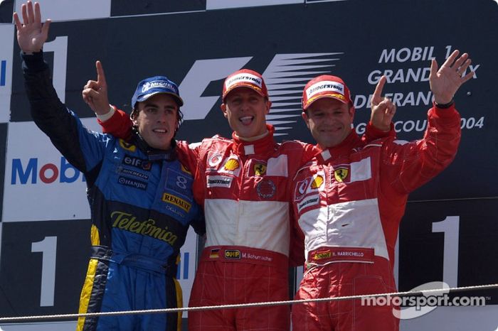 En el podio el ganador de la carrera Michael Schumacher, segundo lugar Fernando Alonso y tercer lugar Rubens Barrichello