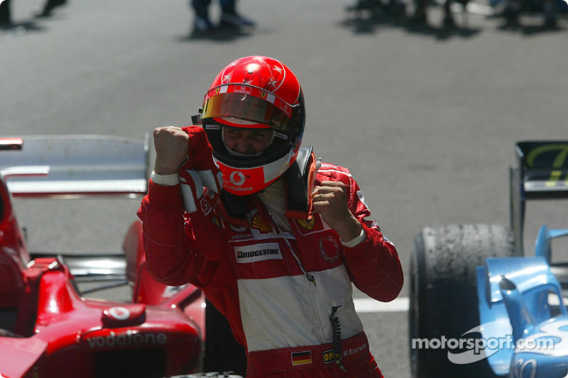 El ganador de la carrera Michael Schumacher celebra