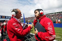 L'ingénieur de course d'Olivier Panis Humphrey Corbett discute avec l'ingénieur de course en chef Dieter Gass sur la grille de départ