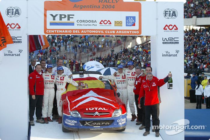 Podio: ganadores Carlos Sainz y Marc Marti con Sébastien Loeb, Daniel Elena y Corrado Provera