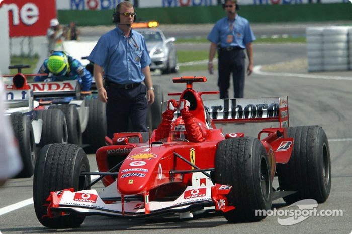 Yarış galibi Michael Schumacher arrives Parc Ferme