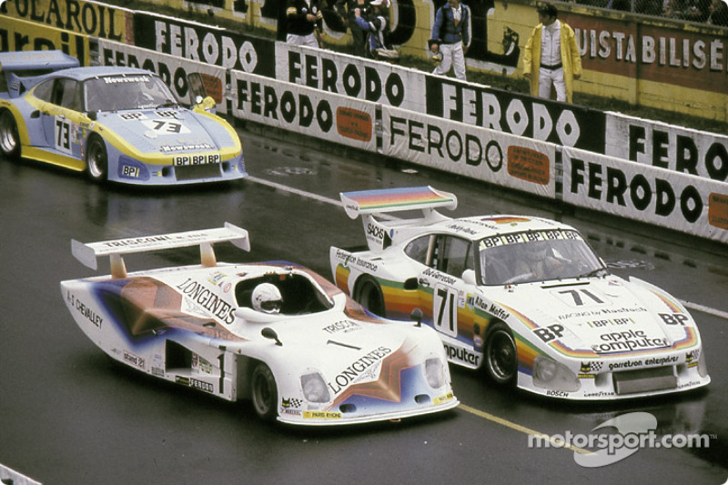Porsche 935 K3 команды Dick Barbour Racing (№71) на стартовой решетке, 1980 год: Бобби Рейхал, Аллан Моффат, Боб Гарретсон
