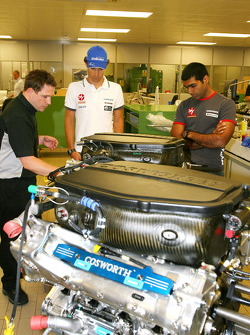 Bruno Senna, Hispania Racing F1 Team ve Karun Chandhok, Hispania Racing F1 Team, visit, Cosworth fak
