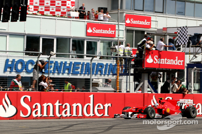 Фернандо Алонсо (Ferrari) здобуває перемогу в гонці