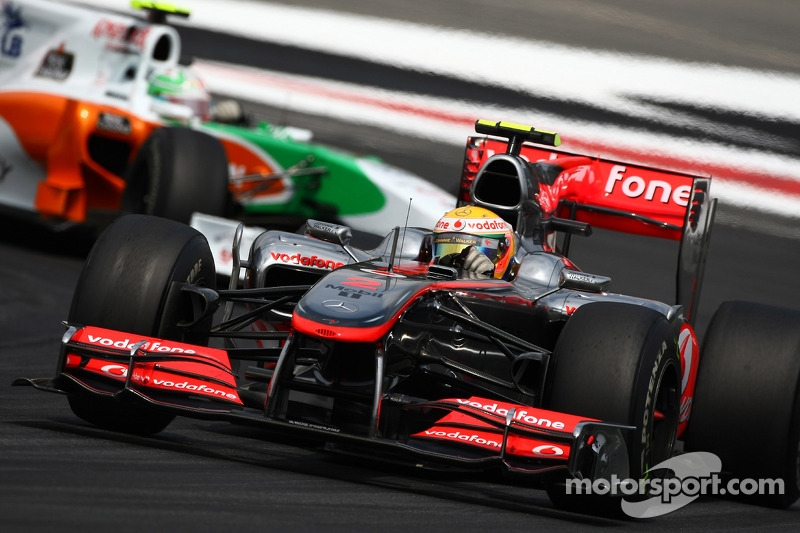 Льюіс Хемілтон (McLaren Mercedes) попереду Вітантоніо Ліуцці (Force India Mercedes)