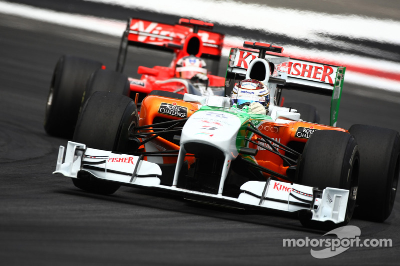 Адріан Сутіль (Force India Mercedes) попереду Тімо Глока (Virgin Cosworth)