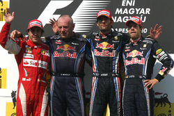 Podio: ganador de la carrera Mark Webber, Red Bull Racing, segundo lugar de Fernando Alonso, Scuderi