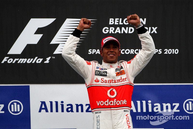 Podium: race winnaar Lewis Hamilton