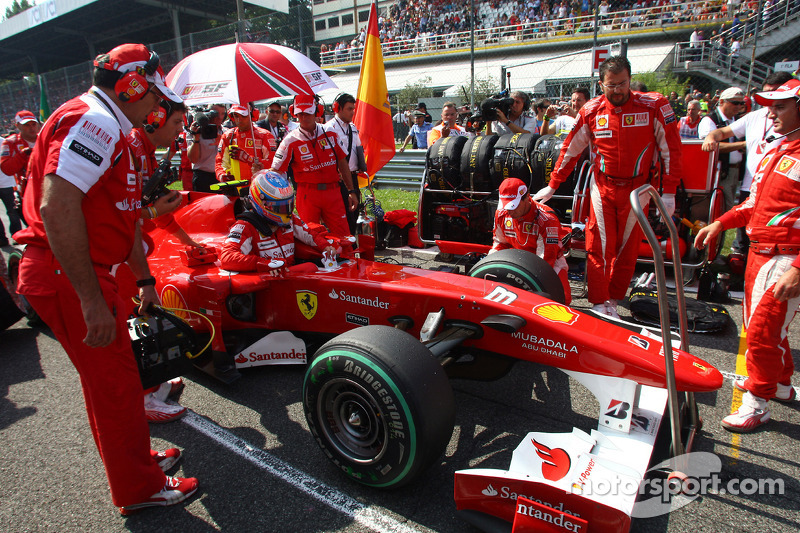 Фернандо Алонсо (Ferrari) на стартовій решітці