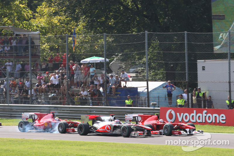 Старт: Дженсон Баттон (McLaren Mercedes) випереджає Фернандо Алонсо (Ferrari)