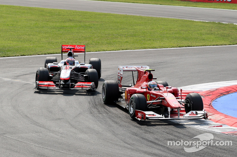 Фернандо Алонсо (Ferrari) випереджає Дженсона Баттона (McLaren Mercedes)