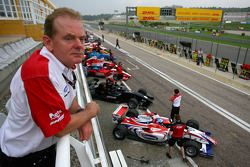 Jonathan Palmer, CEO MotorSport Vision, bekijkt de F2-actie