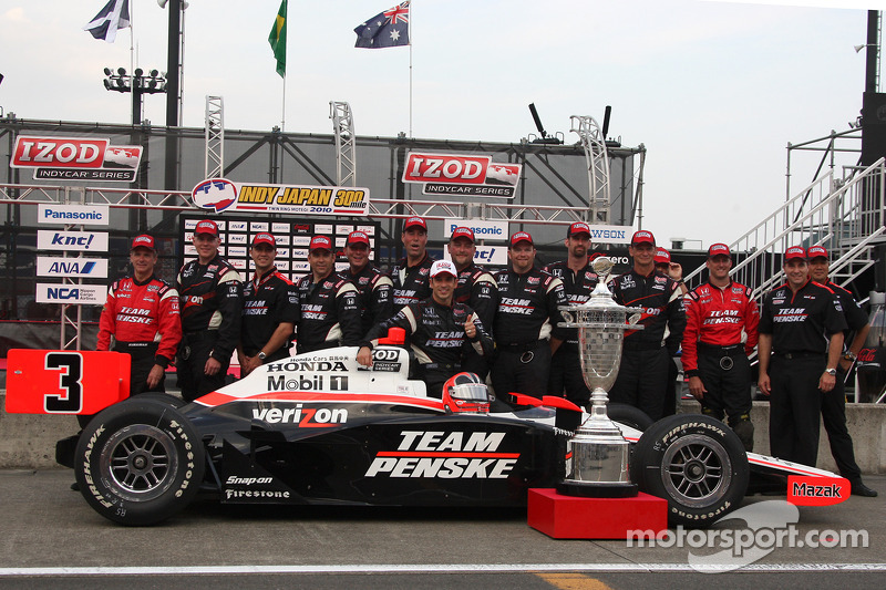 Helio Castroneves (Team Penske) célèbre sa victoire