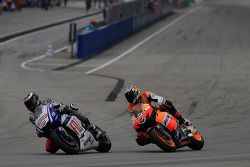 Inicio: Fiat Yamaha Team, Jorge Lorenzo y Andrea Dovizioso Repsol Honda Team lead el campo