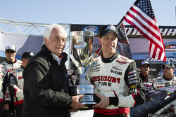 Brad Keselowski célèbre son titre en NASCAR Nationwide Series 2010 avec Roger Penske