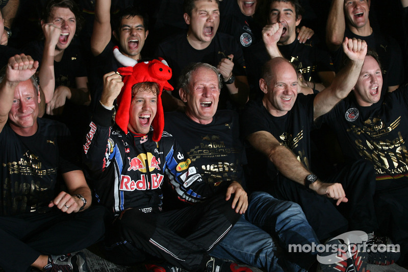 Переможець гонки та чемпіон світу 2010 року Себастьян Феттель, Red Bull Racing, святкує разом з командою