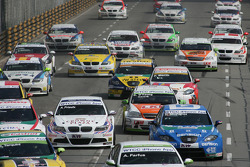 Start Race 1, Andy Priaulx, BMW Team RBM BMW 320si, Andre Couto, SR-Sport Seat Leon 2.0 TDI, Darryl