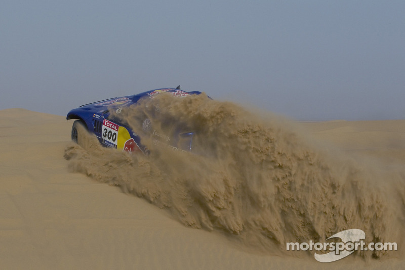 Volkswagen Motorsport: Carlos Sainz and Lucas Cruz Senra test the Volkswagen Race Touareg 3 in Marok