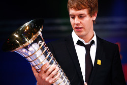 Le champion du monde FIA Formula One Sebastian Vettel avec le trophée des pilotes