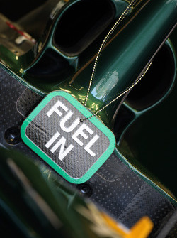 De l'essence dans la Lotus