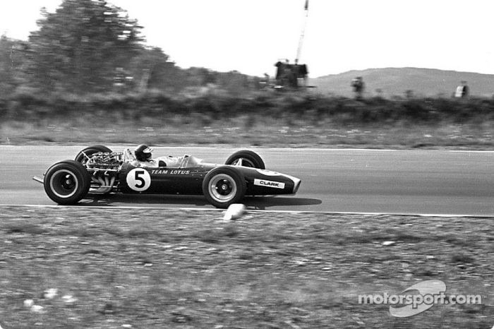 En su primera temporada de la F1 de 1967, con el nuevo motor Ford DFV ganó cuatro carreras: Holanda,