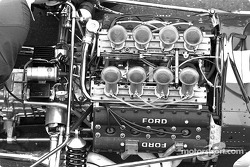 El motor de Ford DFV V8 de 3.0 litros empaquetado cuidadosamente en la parte trasera del Lotus 49.