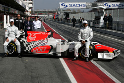 Vitantonio Liuzzi, Hispania Racing Team; Narain Karthikeyan, Hispania Racing Team; Teamchef Colin Kolles, Hispania Racing Team; Teambesitzer Jose Ramon Carabante Hispania Racing F1 Team
