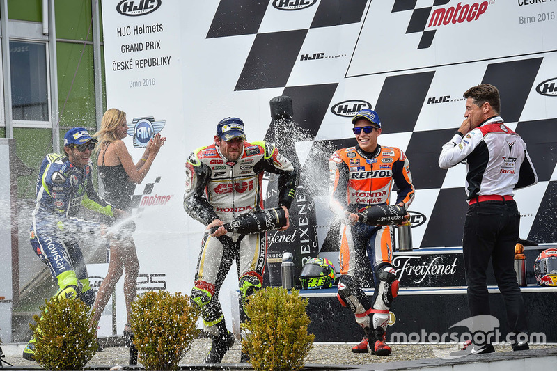 Podio: Cal Crutchlow, Team LCR Honda, Valentino Rossi, Yamaha Factory Racing, Marc Márquez, Repsol Honda Team festejando con champagne