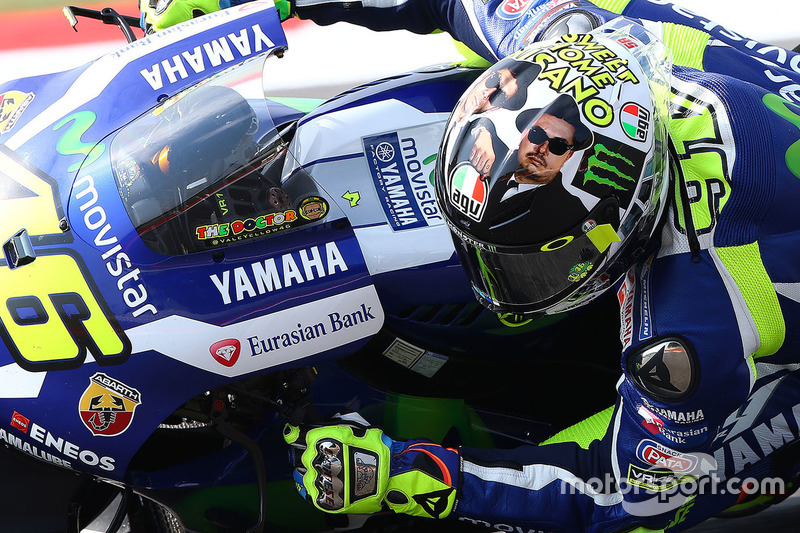 Valentino Rossi, Yamaha Factory Racing con su casco de los Blue Brothers