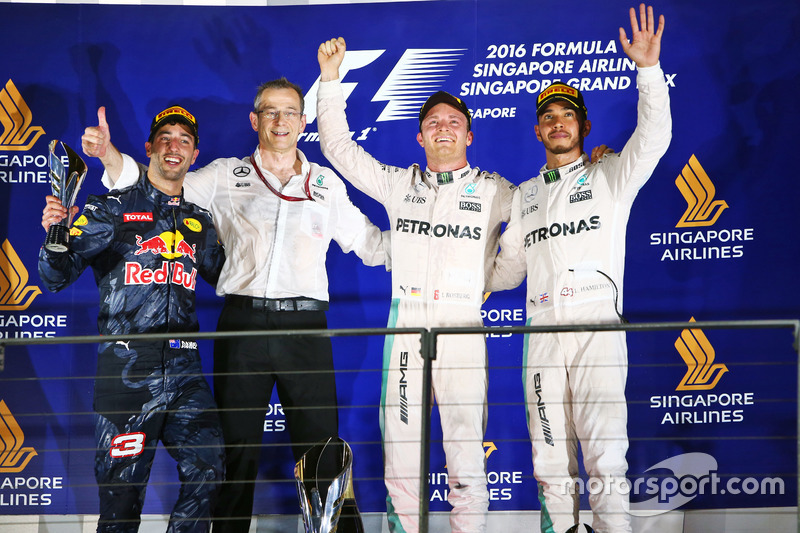Podio: segundo lugar Daniel Ricciardo, Red Bull Racing; Ganador de la carrera Nico Rosberg, Mercedes AMG F1; tercer lugar Lewis Hamilton, Mercedes AMG F1