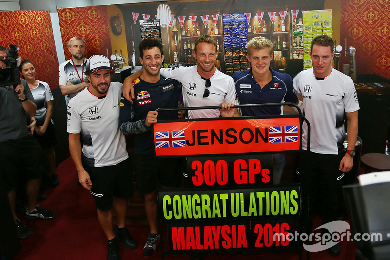 Jenson Button, McLaren celebra sus 300 GP con Fernando Alonso, McLaren; Daniel Ricciardo, Red Bull Racing; Jenson Button, McLaren; Marcus Ericsson, Sauber F1 Team; Stoffel Vandoorne, McLaren piloto de prueba y reserva