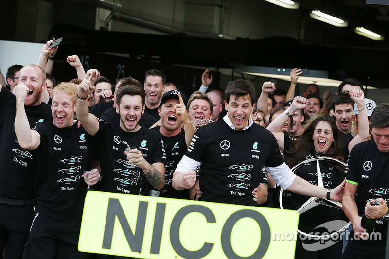 Переможець Ніко Росберг, Mercedes AMG F1 святкує Кубок конструкторів з керівником Mercedes AMG F1 Тото Вольффом та командою
