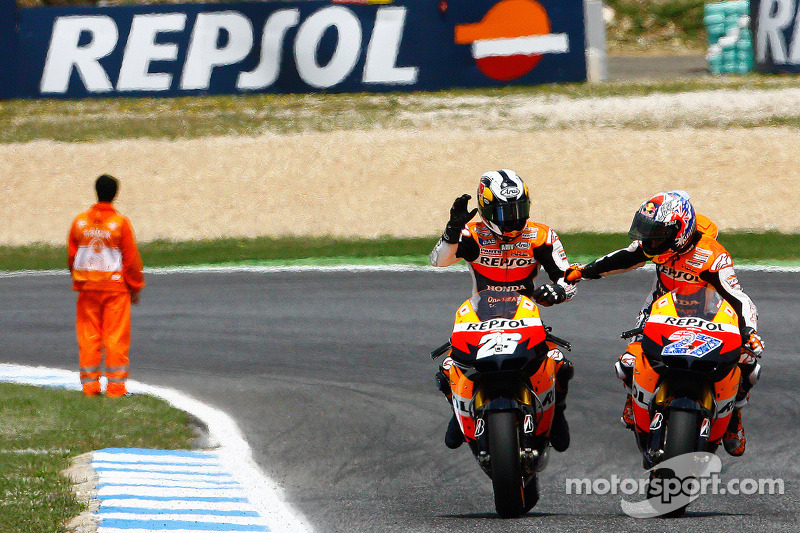 Ganador de la carrera Dani Pedrosa ies felicitado por su compañero Casey Stoner