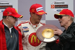 Podium: race winner Sébastien Bourdais with Carl Haas and Paul Newman
