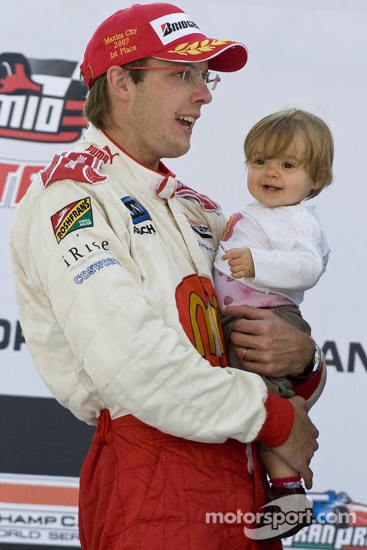 Podio: ganador de la carrera Sébastien Bourdais celebra con su hija Emma