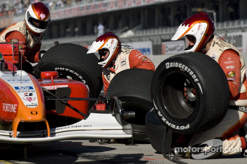 RuSPORT team members practice pit stops