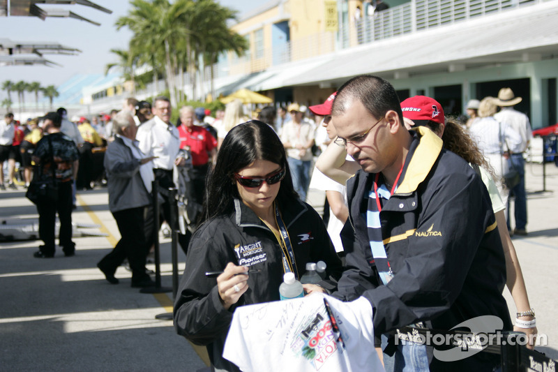 Danica dá autógrafo em sua estreia na Indy, em Homestead, em 2005