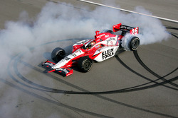 Le vainqueur Dan Wheldon fête sa victoire