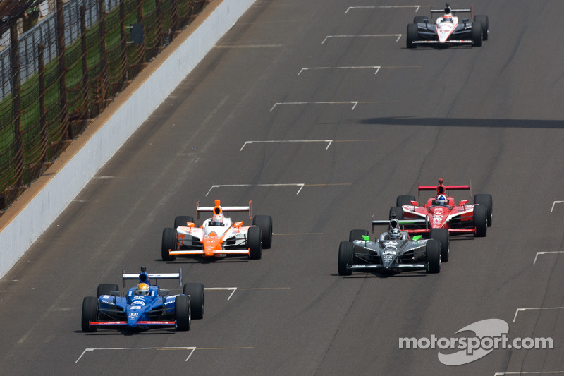 2011: Wheldon strijdt met Servia en Franchitti