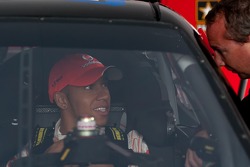 Lewis Hamilton confere o cockpit do carro de Tony Stewart