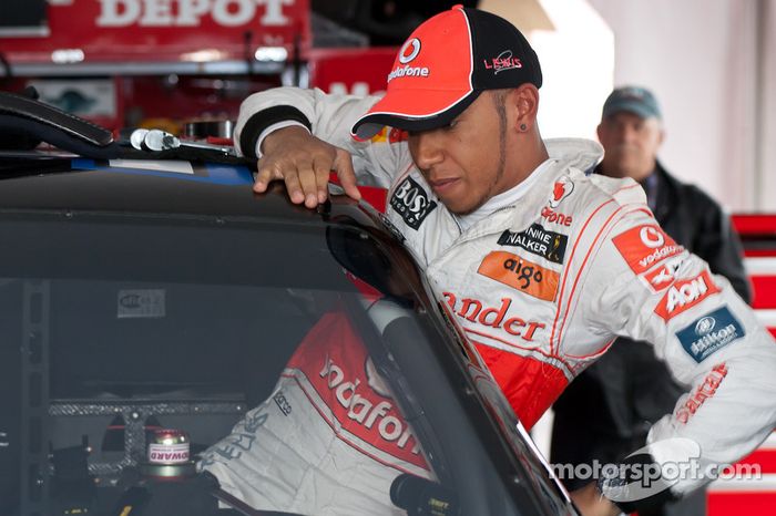 E Lewis Hamilton no Chevy de Stewart