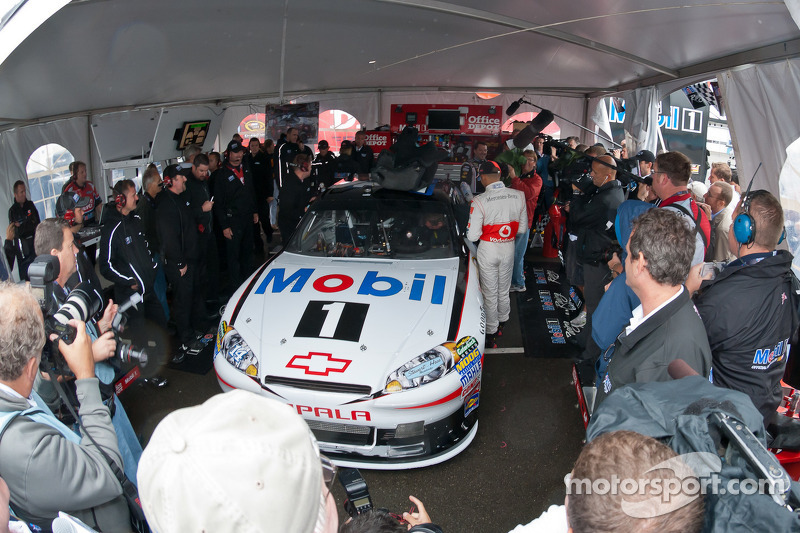 Lewis Hamilton prepares to get in Tony Stewart's car