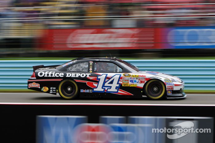 Lewis Hamilton en el coche de Tony Stewart Sprint Cup