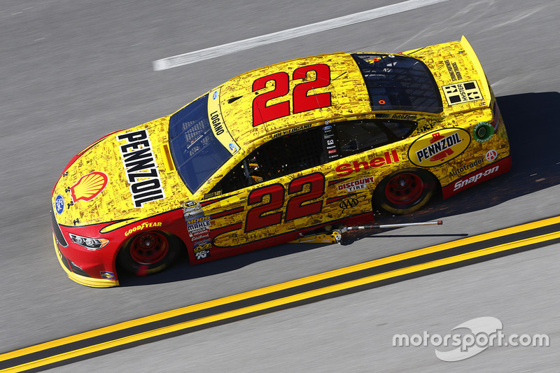 #7: Joey Logano mit dem Wagenheber