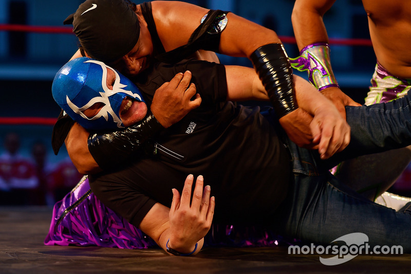 Johnny Herbert, Sky Sports F1 Presentador toma parte en la Lucha Libre en el paddock
