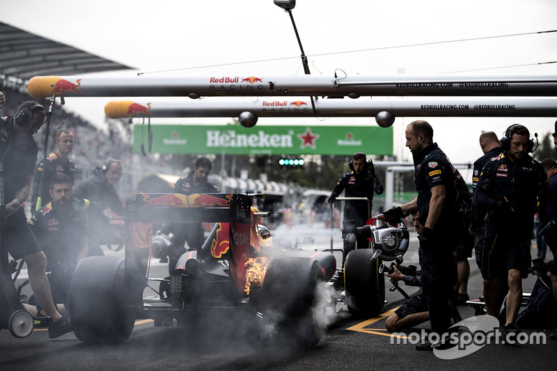 Fuego en los frenos del Red Bull Racing RB12 de Max Verstappen en el pitlane