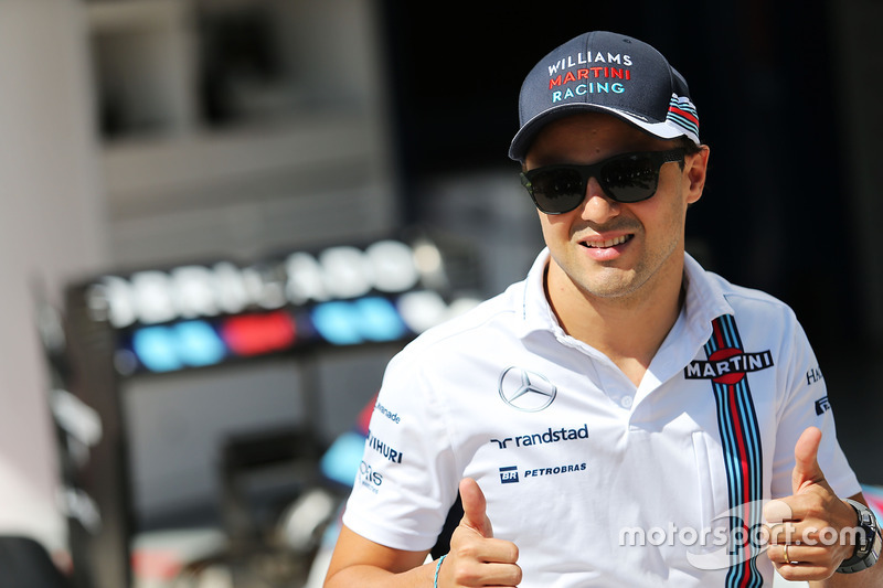 Felipe Massa con una decoración especial en el Williams FW38 por su retirada de la F1