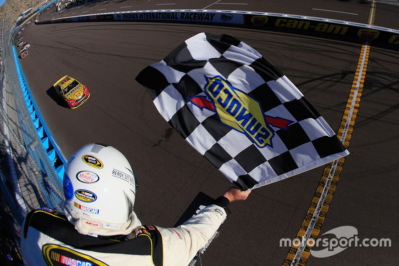 Na prorrogação, Joey Logano venceu a etapa de Phoenix da NASCAR e se classificou para a final.