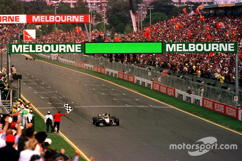 Entre as equipes, a renascida McLaren tem 11 vitórias, enquanto a Ferrari – que venceu com Vettel no ano passado quebrando uma hegemonia de três anos da Mercedes – tem oito. A Red Bull venceu a prova apenas uma vez, em 2011.
